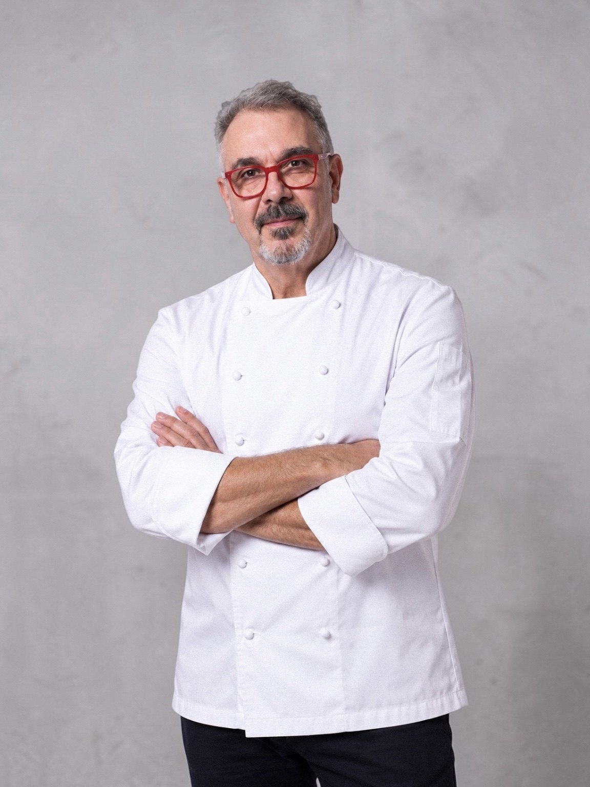 Retrato del chef Julio Lunghi en cocina con cuchillo de chef