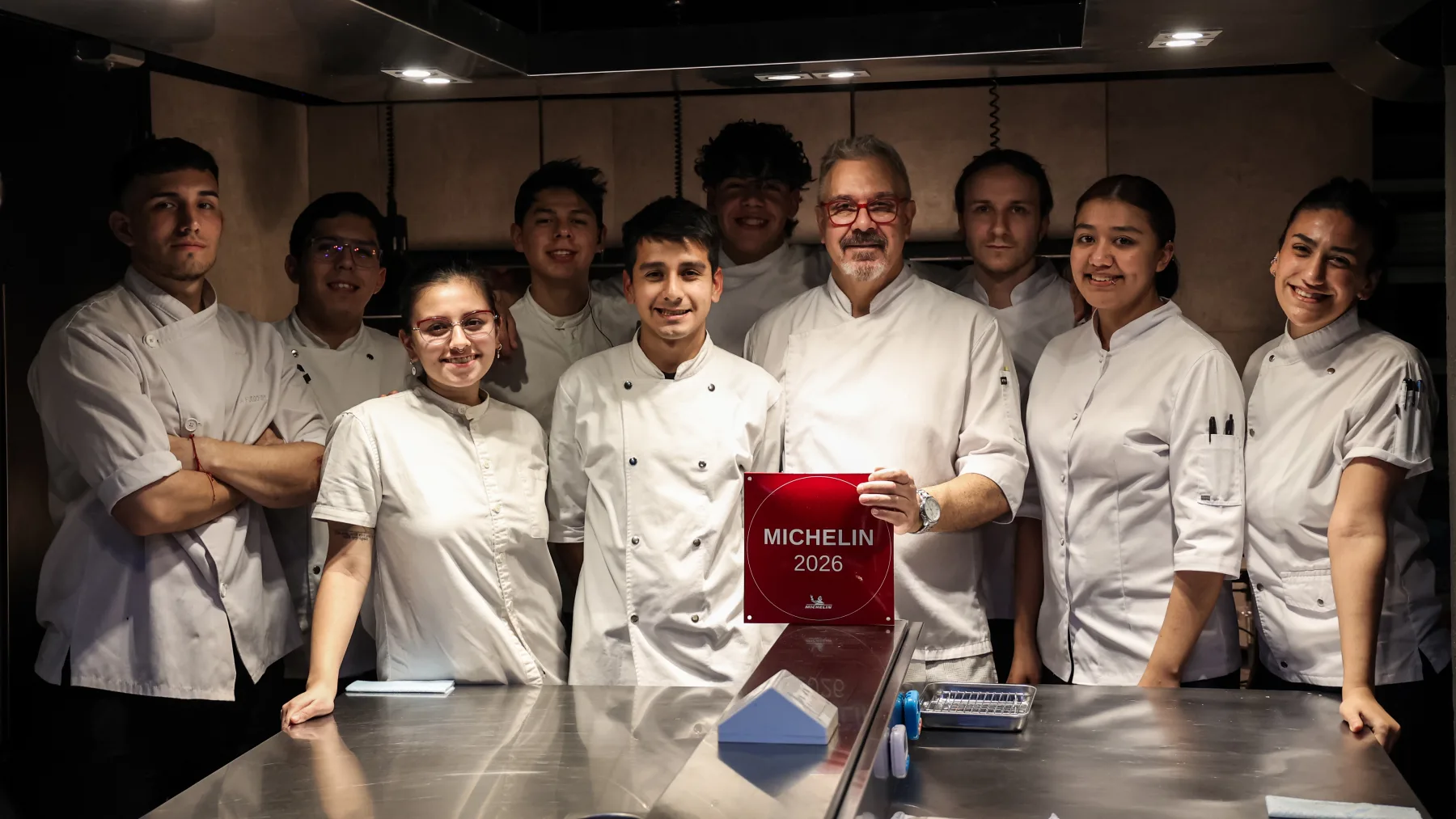 Julio Lunghi y su equipo con la placa MICHELIN 2026 en la cocina de A Fuego Fuerte